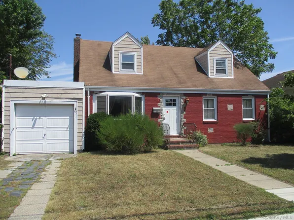 91 Doges Promenade, Lindenhurst, NY 11757