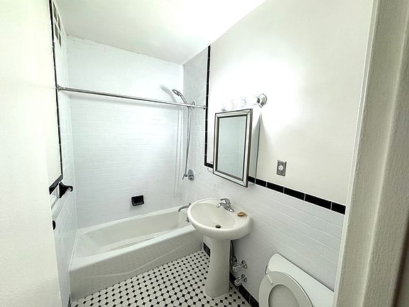 4th image of 120 E 62nd St APT 2A