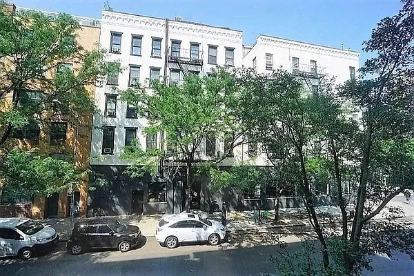 Rented by Universal Realty Group | media 8