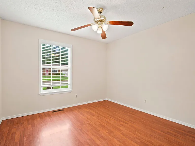 511 E Dyann Dr — Photo 12
