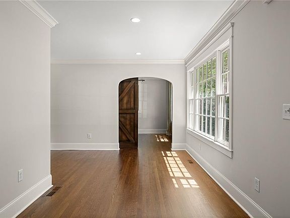 5th image of 1785 Meadowdale Ave