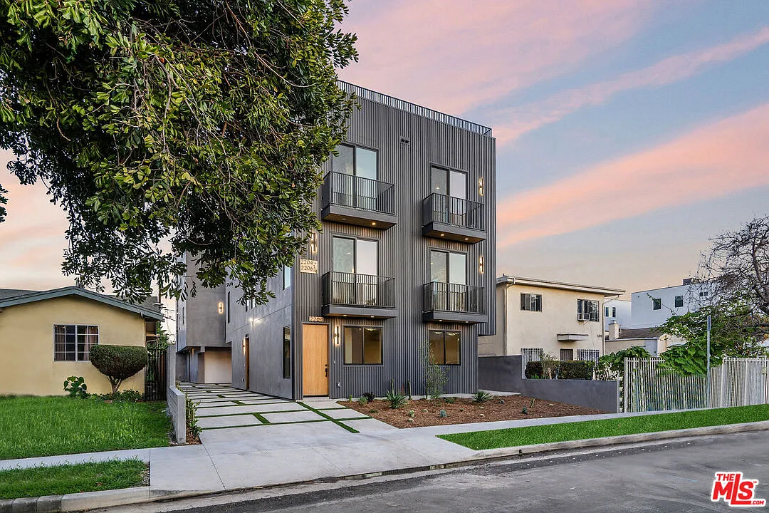 Building Photo - 2204 1/2 Carmona Ave