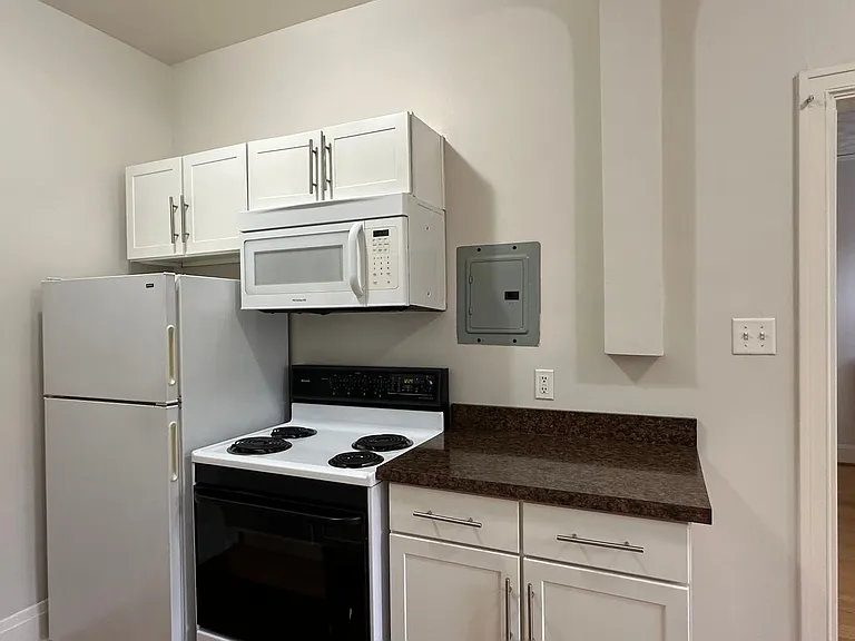 230 NE 28th Ave — Photo 3