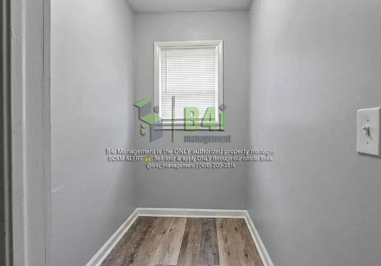 909 E 8th St — Photo 12