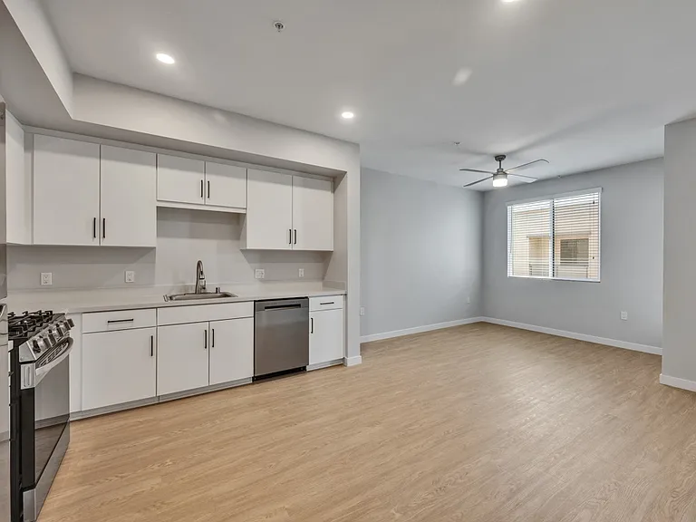 Downtown Ontario Luxury Apartments — Photo 2