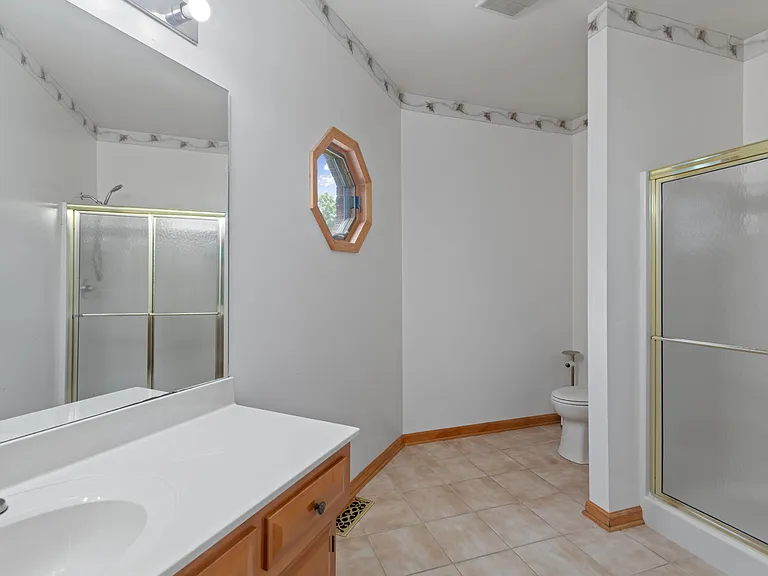 1221 Hawthorne Ln — Photo 21