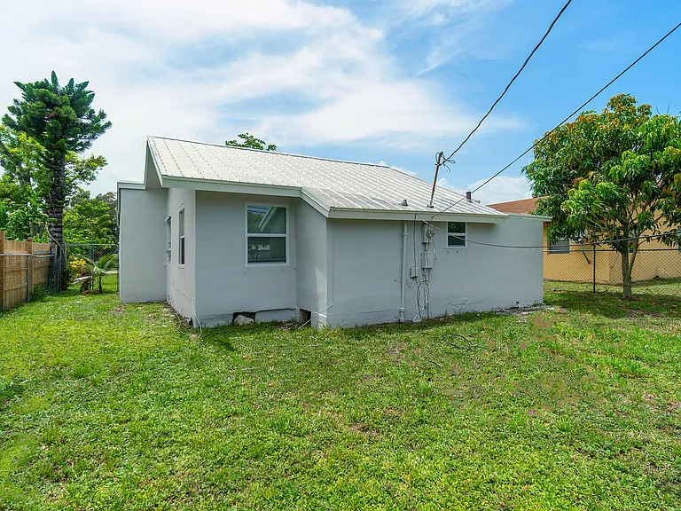 137 SW 9th Ave — Photo 2