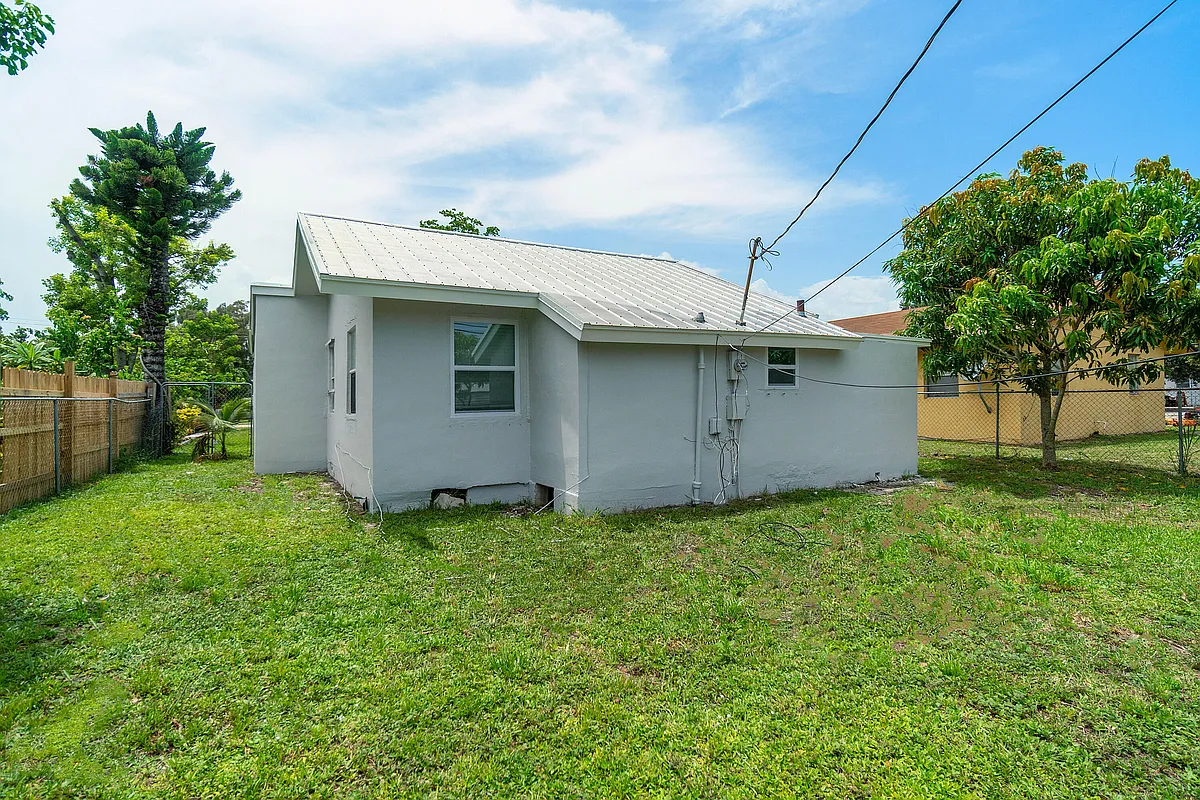 Building Photo - 137 SW 9th Ave