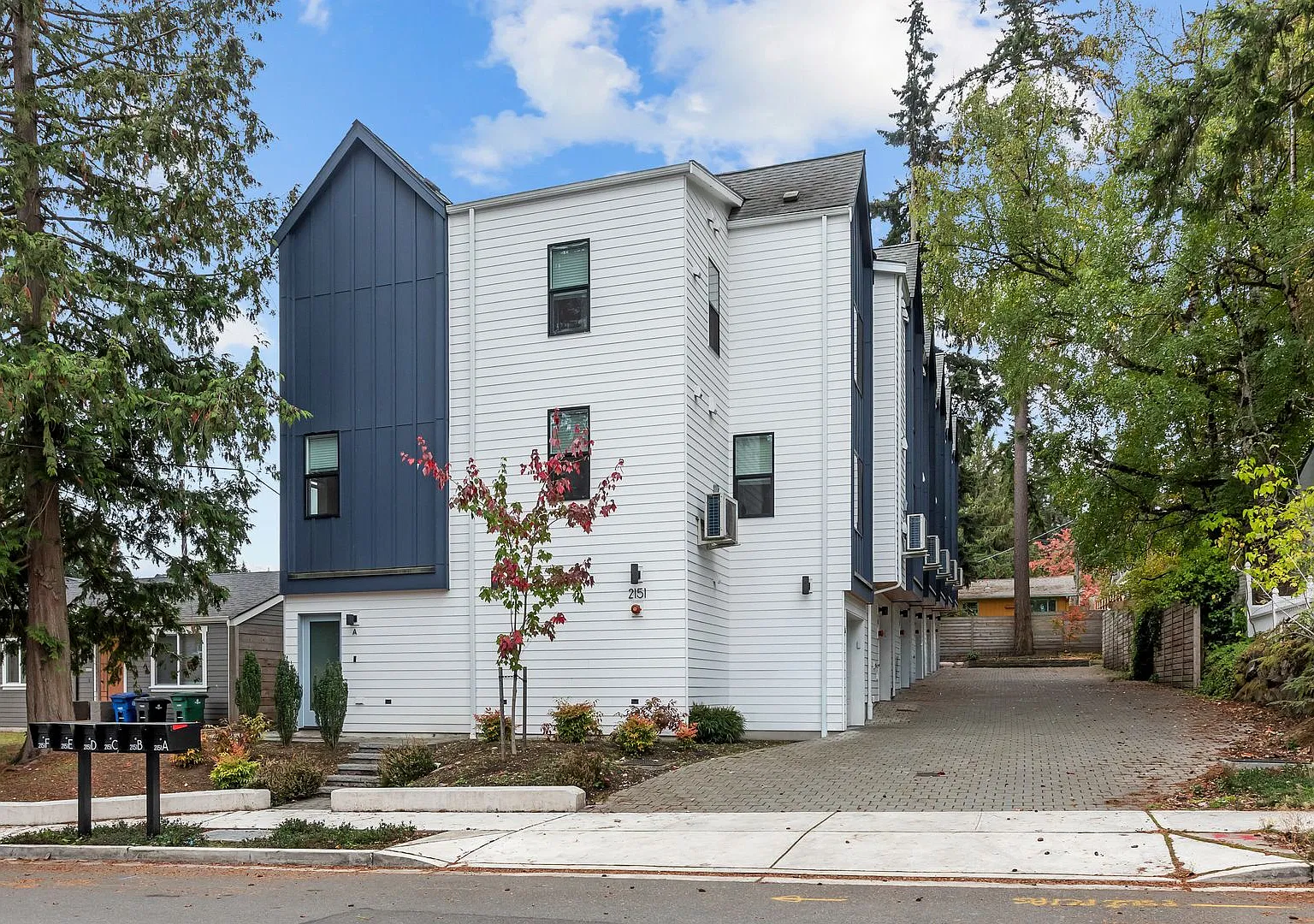 Modern 3-Bedroom Townhome in Shoreline — Photo 1