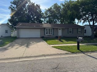 201 Rolling Green Dr, Mt Zion, IL 62549