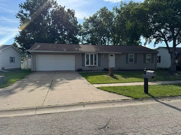 201 Rolling Green Dr, Mt Zion, IL 62549