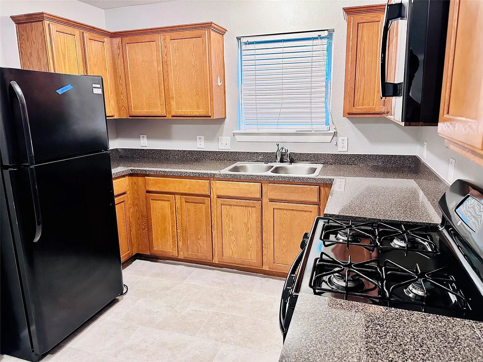 3 bed, 2.0 bath, 1201 sqft, $1,700 — Photo 2