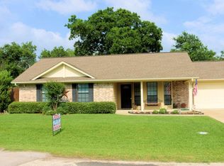 101 White St, Madisonville, TX 77864