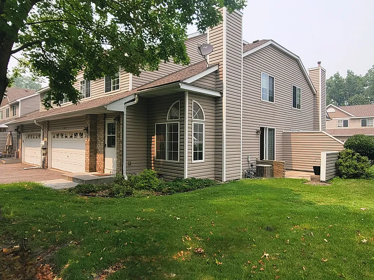 1055 S Fillmore Cir NE — Photo 2