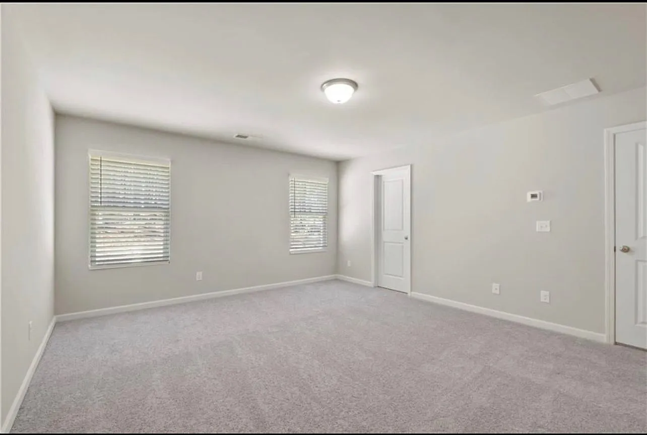 4 bed, 2.5 bath, 2376 sqft, $2,200 — Photo 4