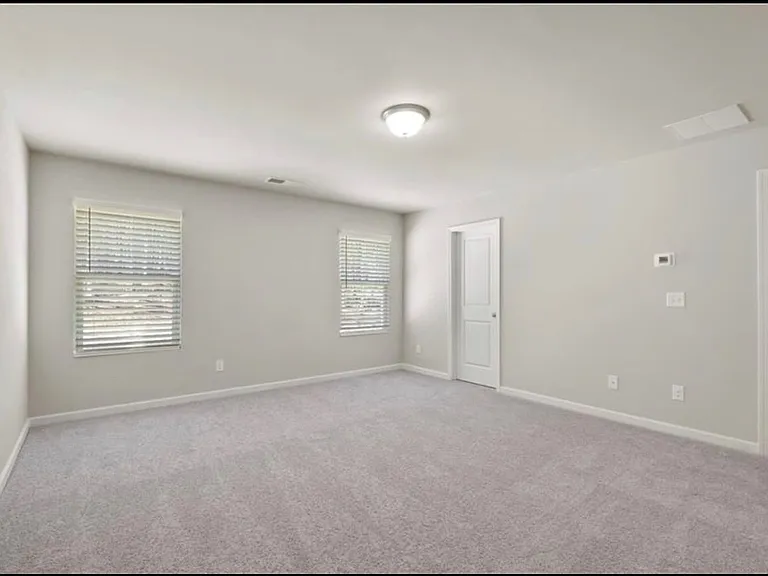 40 Ray Dr — Photo 4