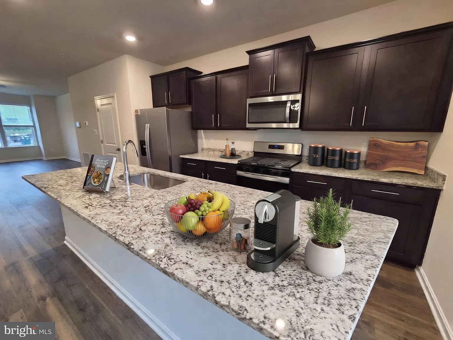 4 bed, 3.5 bath, 2382 sqft, $3,000 — Photo 2