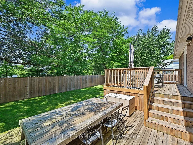 444 Withnell Cres — Photo 33