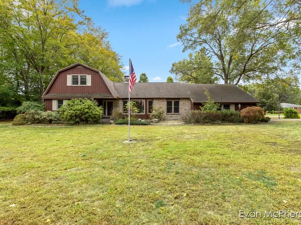 1665 Bayview Dr, Norton Shores, MI 49441