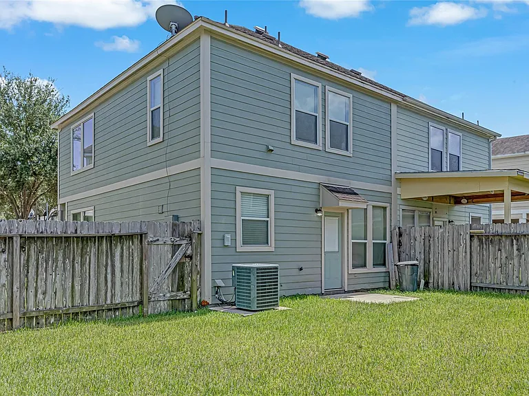 706 Woodport Ln — Photo 22