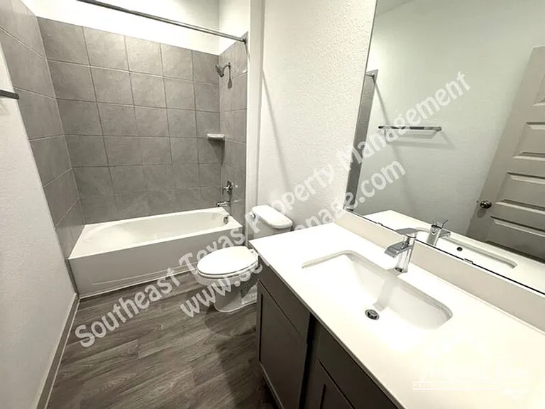 111 Lakeway Cir — Photo 16