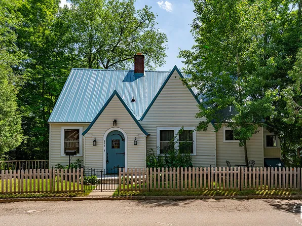 228 Neil St, Saranac Lake, NY 12983