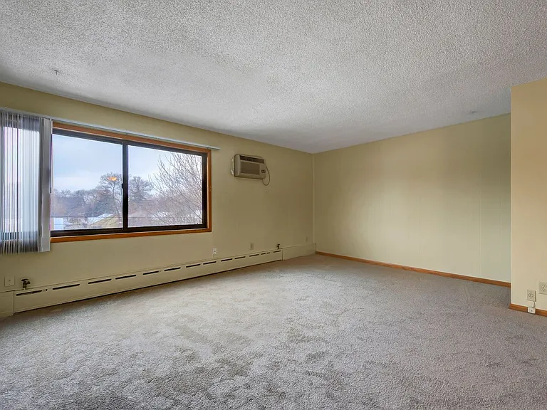 4320 36 1/2 St W — Photo 14