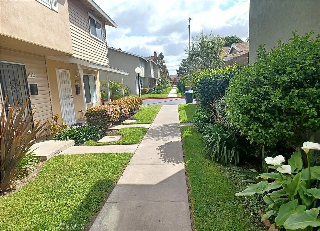 4 bed, 2.5 bath, 1461 sqft, $4,550 — Photo 2