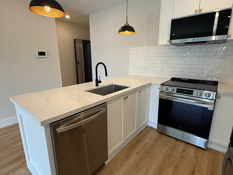 476 Warren St #204 — Photo 3