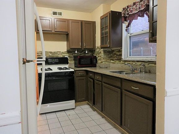 5th image of 2830 Sampson Ave #2