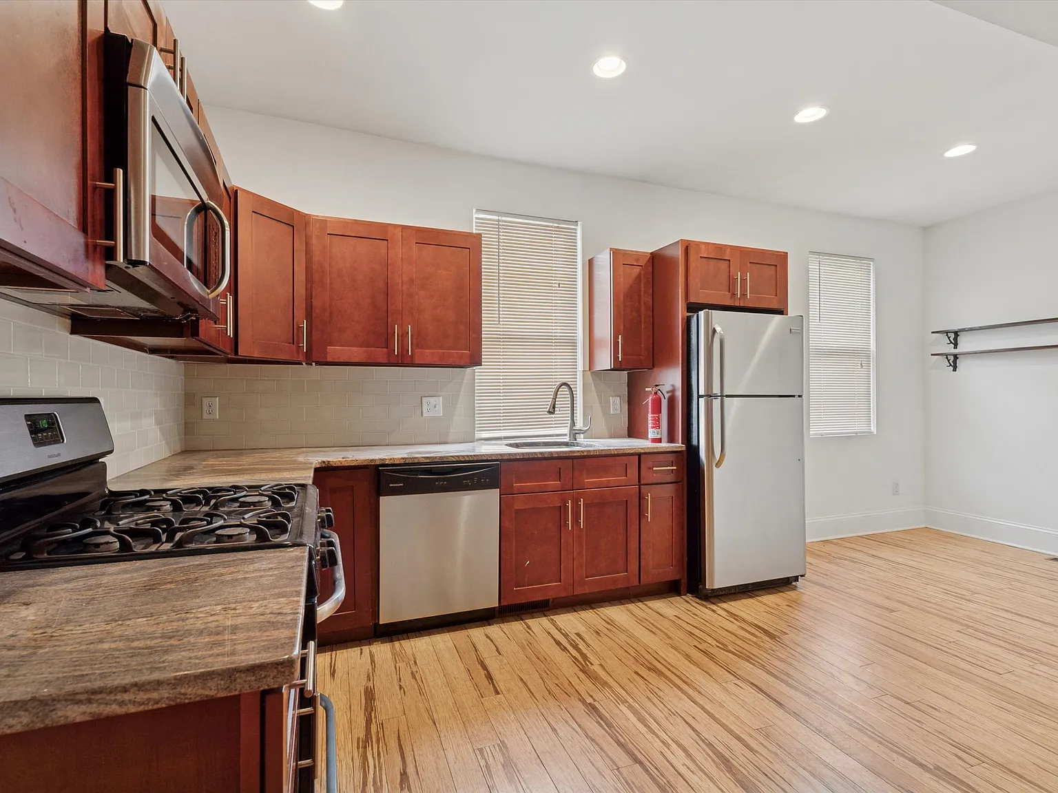 2 bed, 900 sqft, $1,750 — Photo 2