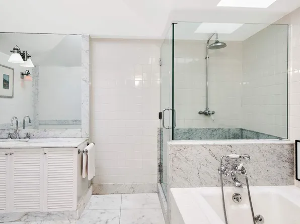 453 West 24th Street image 17 of 24