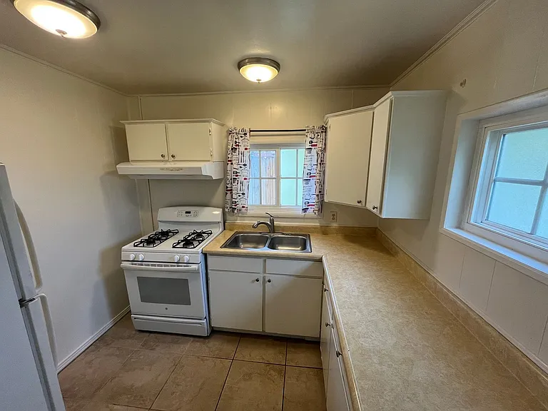 360 E Foster Rd — Photo 3