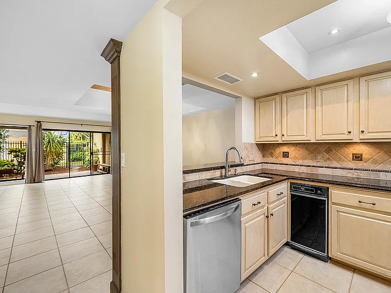 5664 Santiago Cir — Photo 15