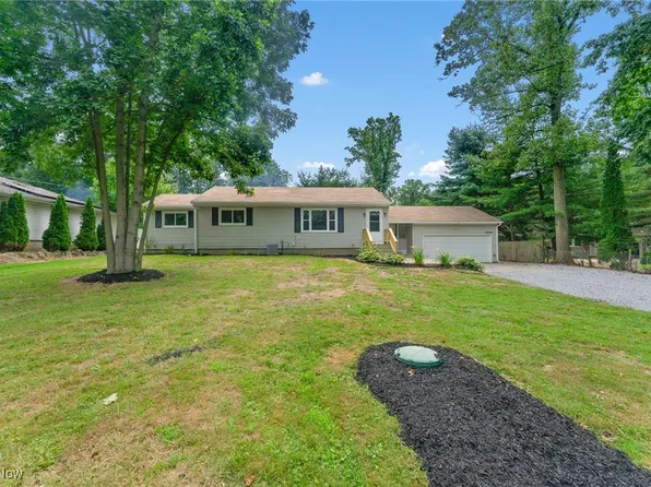 2687 Seifert Lewis Rd SE, Hubbard, OH 44425