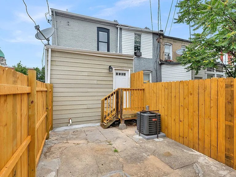 2213 E Madison St — Photo 31