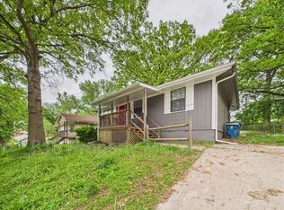 219 S High St, Sugar Creek, MO 64054