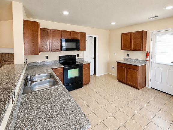 5th image of 1921 Nightingale Dr