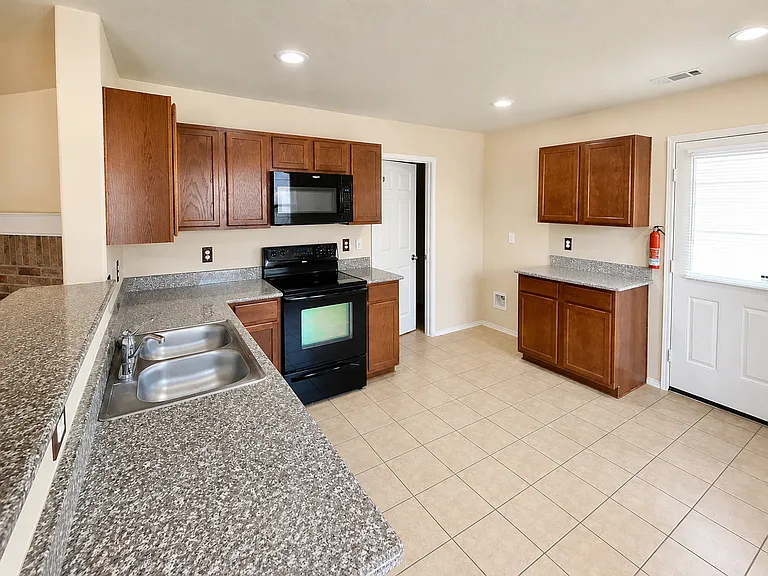 1921 Nightingale Dr — Photo 5