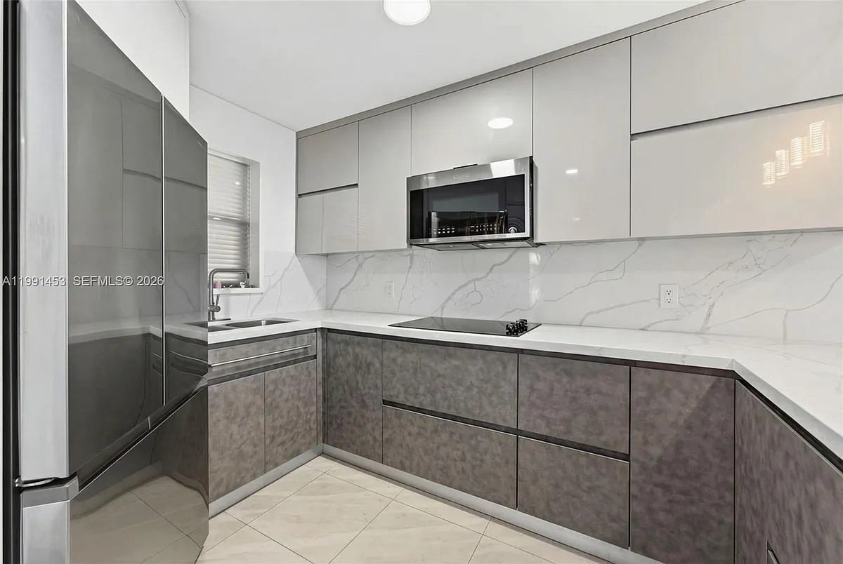 Building Photo - 1750 W 46th St #412