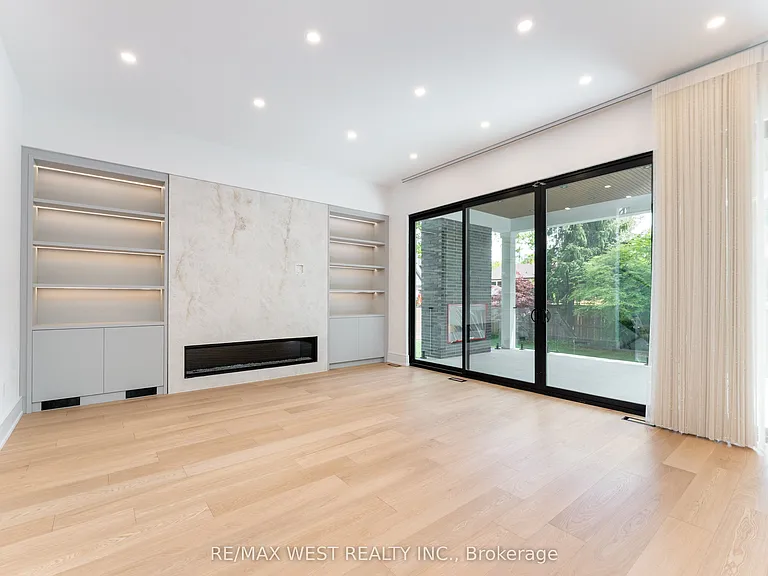 510 Wellington Cres — Photo 13
