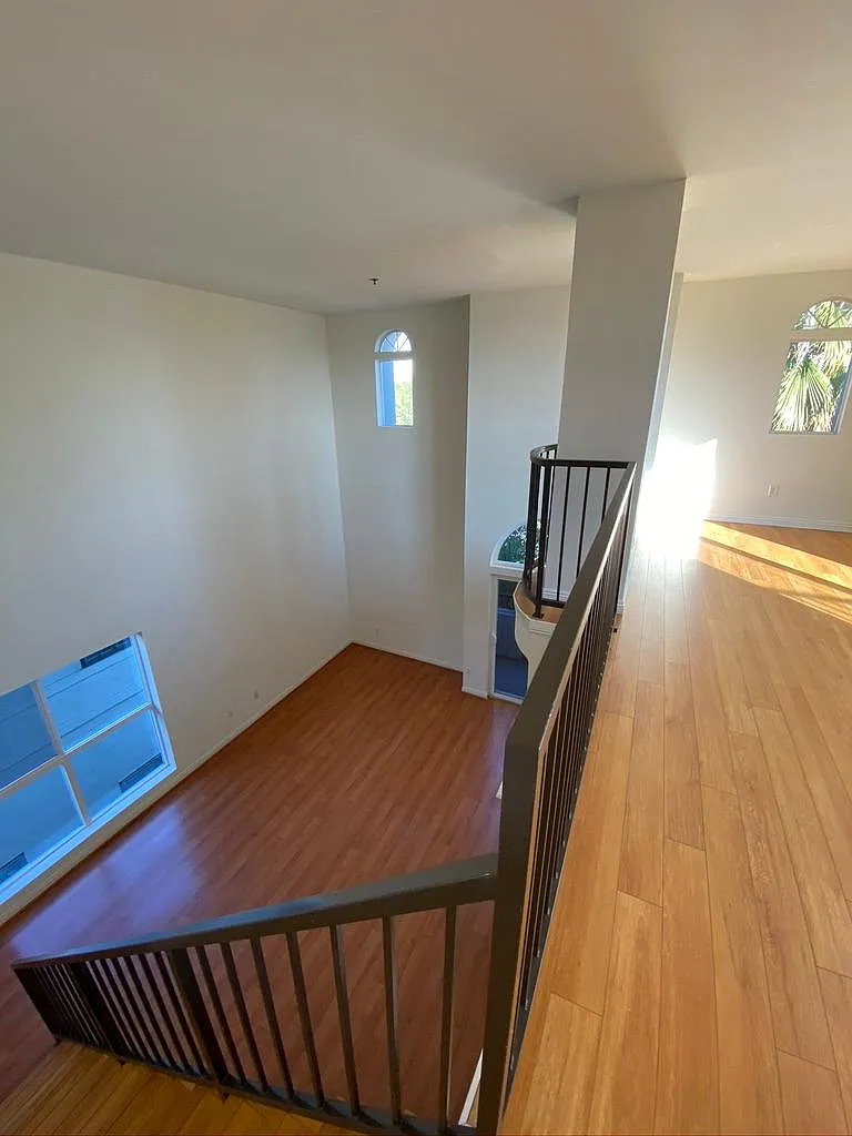 811 N Hayworth Ave — Photo 2
