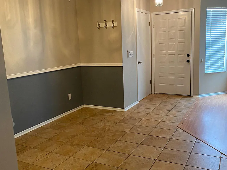 2542 Lancaster Ct — Photo 2
