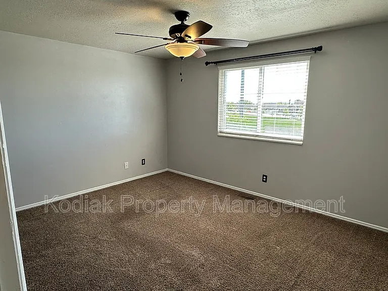 1941 Jenny Ln — Photo 6