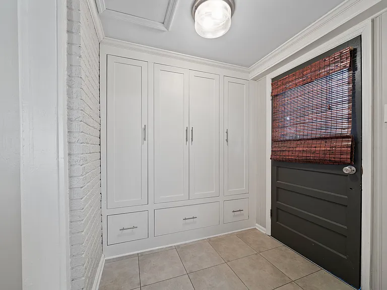 573 Alexander St — Photo 11