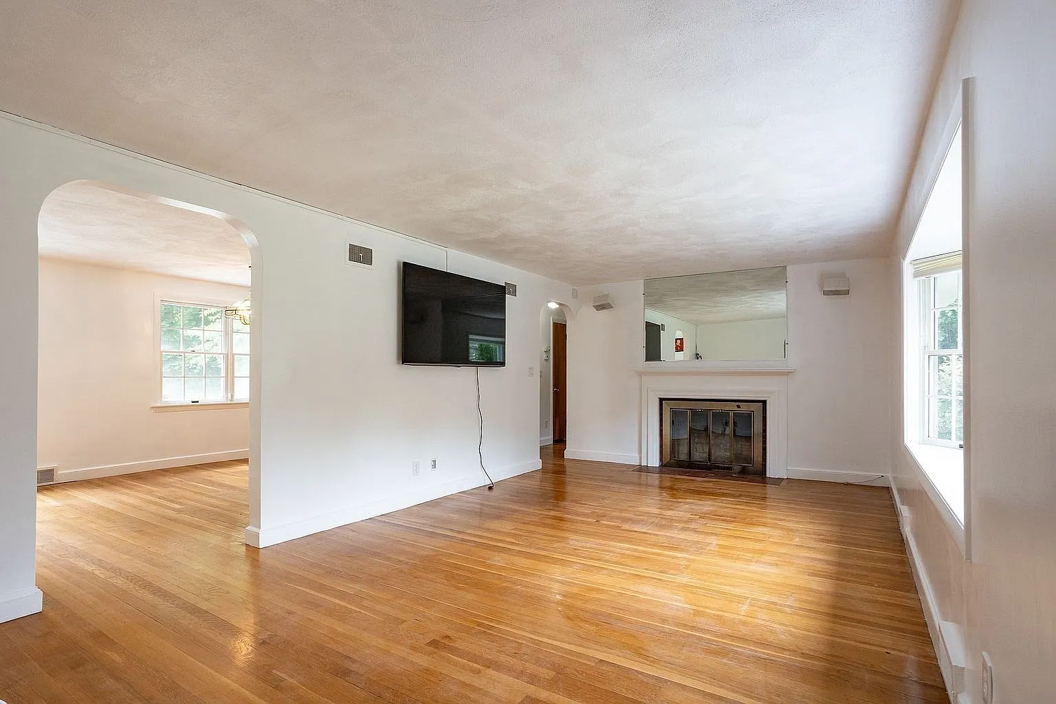 3 bed, 2.5 bath, 2080 sqft, $5,300 — Photo 2