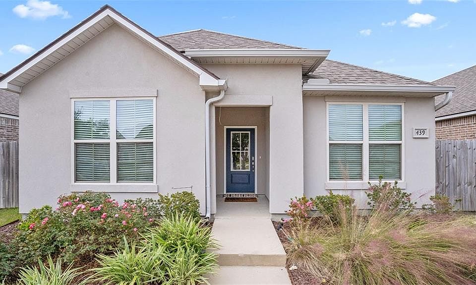 1st image of 439 Lakeshore Vlg E