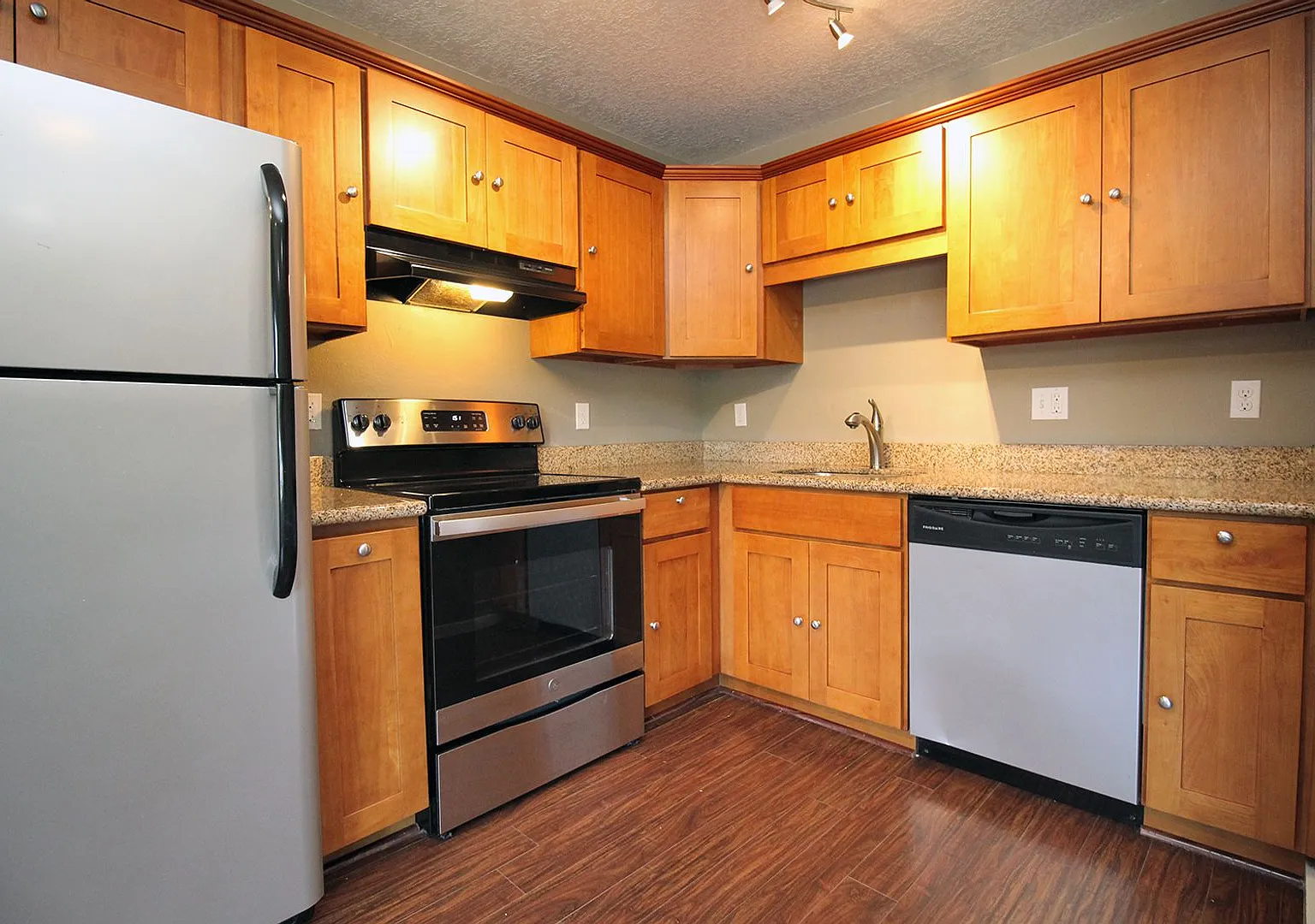 4204 - 4232 SE Cesar E Chavez Blvd — Photo 4