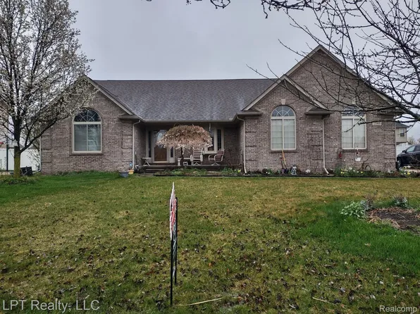 25309 Pine Ridge Dr, Brownstown, MI 48134