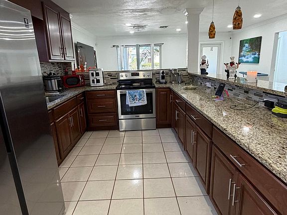 3rd image of 814 Colonial Road